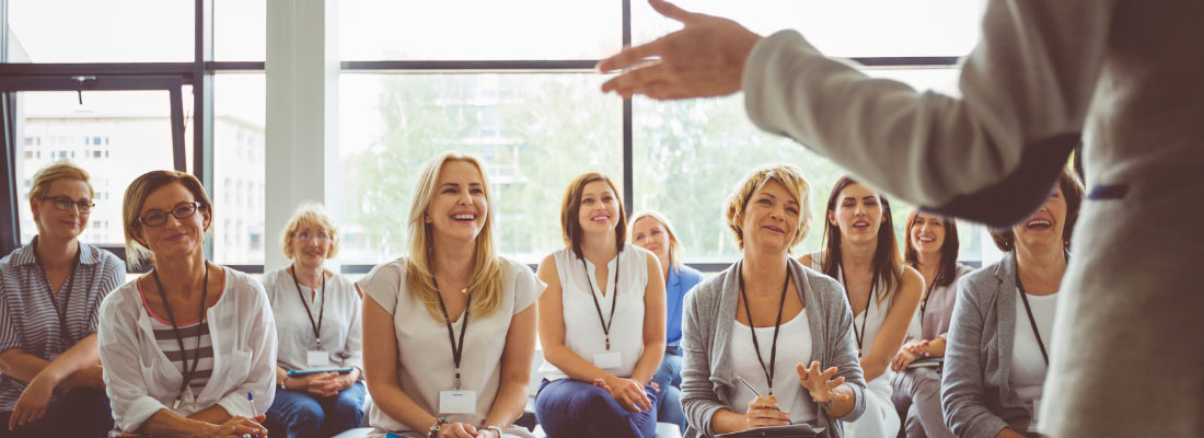 Groep mensen volgt de Train de Trainer training - Didactische vaardigheden