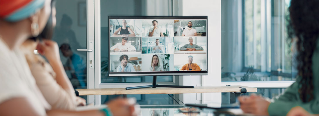 Deelnemers volgen live een webinar en vergroten hun kennis via een interactieve online